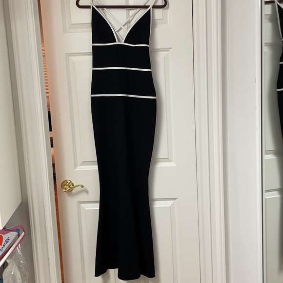 Stunning black and white gown! - Picture 2 of 4